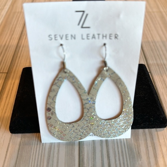 Seven Leather new stamped earrings pretty lightweight metallic pierced e… - Picture 3 of 6